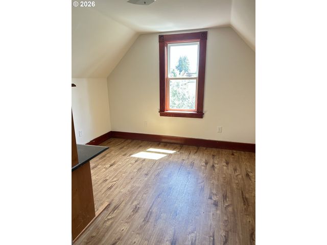 12727 Se SHERMAN St, Portland, OR 97233