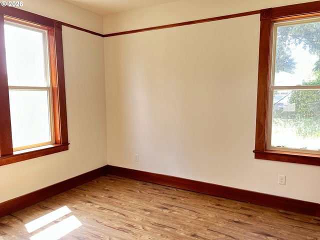 12727 Se SHERMAN St, Portland, OR 97233