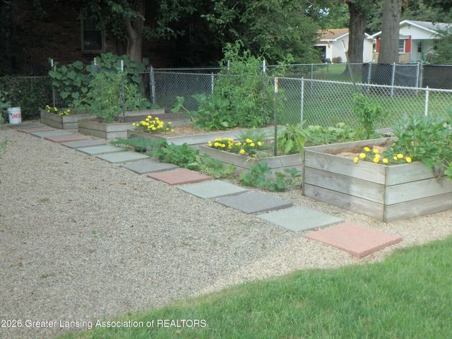 909 E Shaw Street, Charlotte, MI 48813