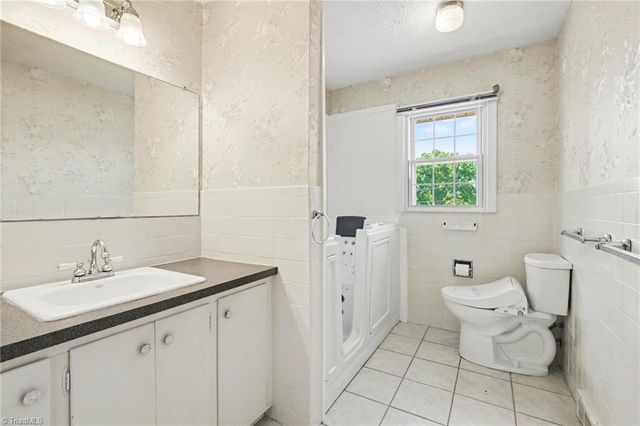 2910 Birchwood Drive, Winston-salem, NC 27103