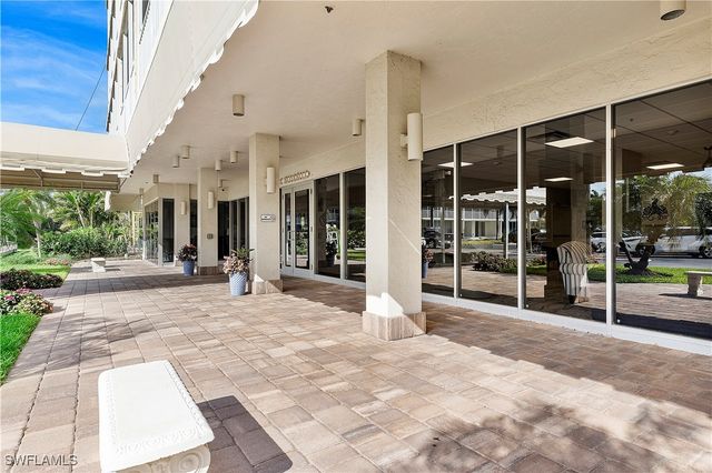 5 Bluebill AVE 209, Naples, FL 34108