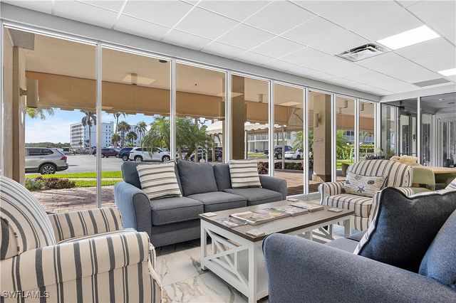 5 Bluebill AVE 209, Naples, FL 34108