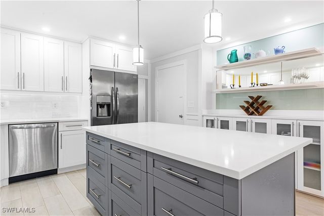 5 Bluebill AVE 209, Naples, FL 34108