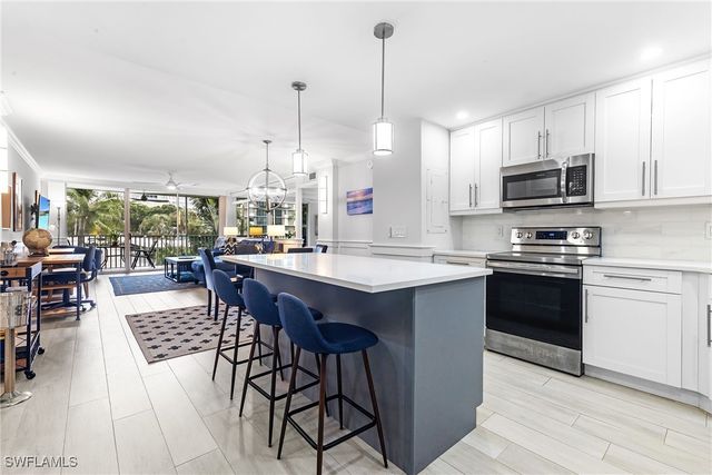 5 Bluebill AVE 209, Naples, FL 34108