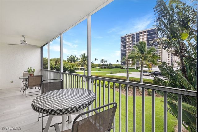 5 Bluebill AVE 209, Naples, FL 34108