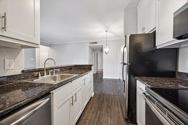 702 Bering Drive 117, Houston, TX 77057