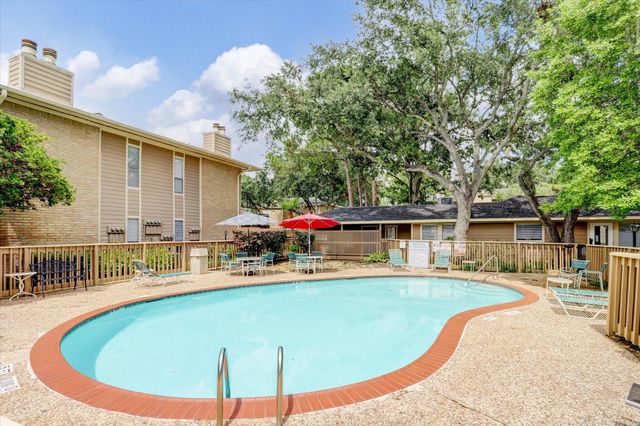 702 Bering Drive 117, Houston, TX 77057