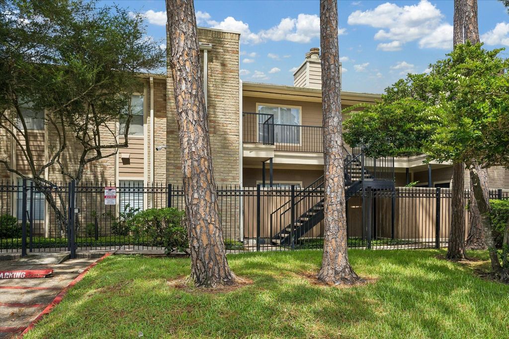 702 Bering Drive 117, Houston, TX 77057