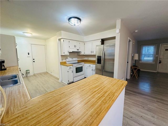 211 Red Oak CT, Smithfield, VA 23430