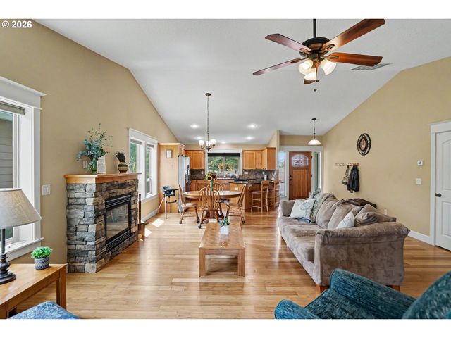 801 PINTAIL St, Silverton, OR 97381