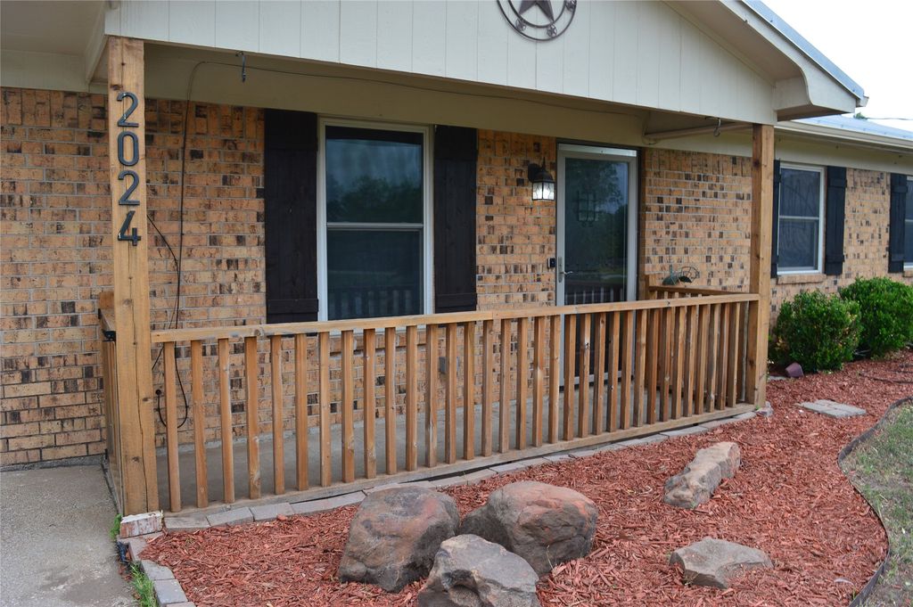 2024 Walker Street, Granbury, TX 76048