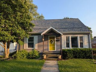 1521 Greenview Avenue, Janesville, WI 53548