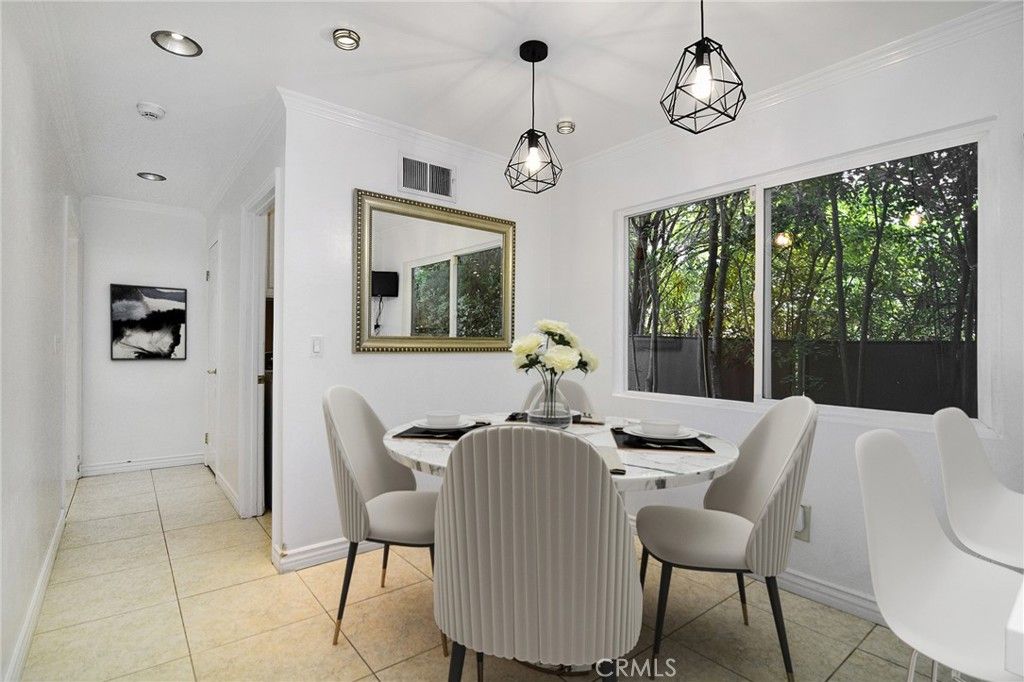 Image 16 of property listing at 19611 Rosita Street, Tarzana, CA 91356