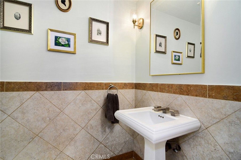 Image 19 of property listing at 19611 Rosita Street, Tarzana, CA 91356