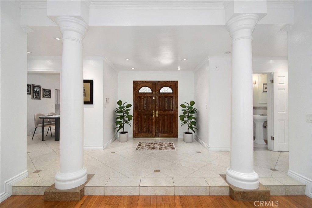 Image 3 of property listing at 19611 Rosita Street, Tarzana, CA 91356