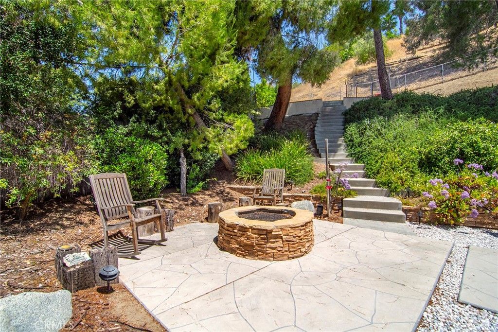 Image 38 of property listing at 19611 Rosita Street, Tarzana, CA 91356