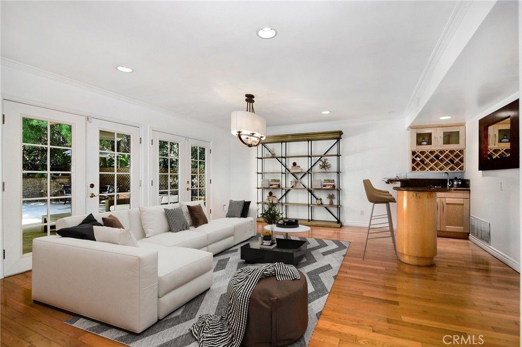 Image 8 of property listing at 19611 Rosita Street, Tarzana, CA 91356