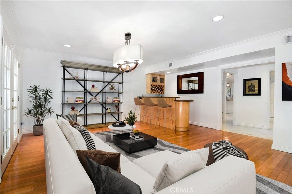 Image 9 of property listing at 19611 Rosita Street, Tarzana, CA 91356