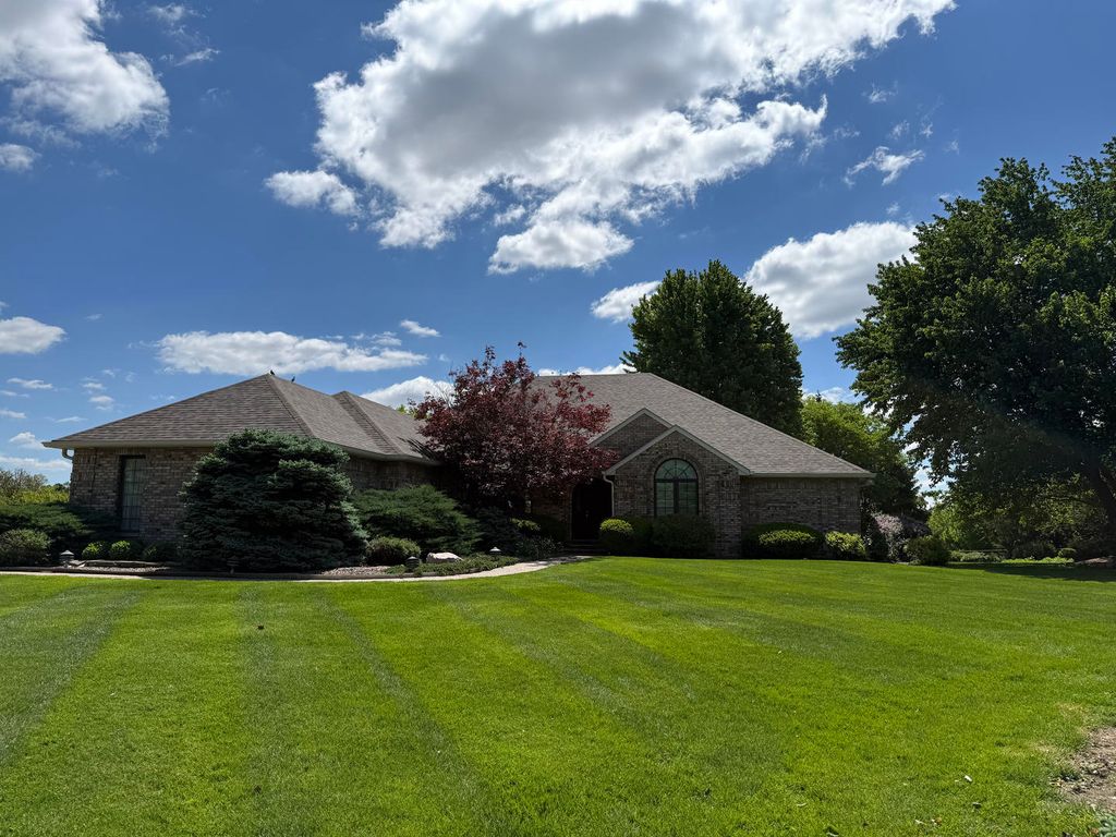 2357 Palmera Court, Bettendorf, IA 52722