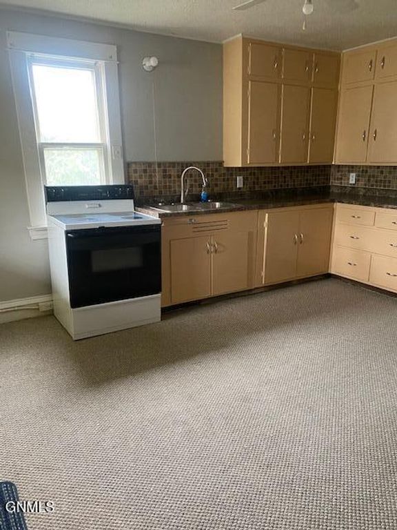 17 9th Street E, Dickinson, ND 58601 photo 2