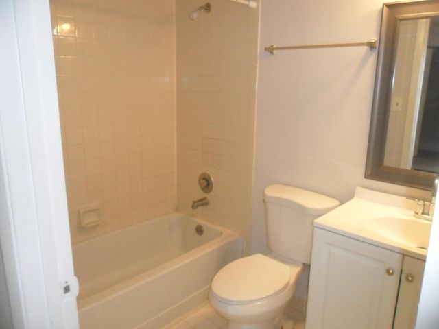 410 Meadows Circle 410, Boynton Beach, FL 33436