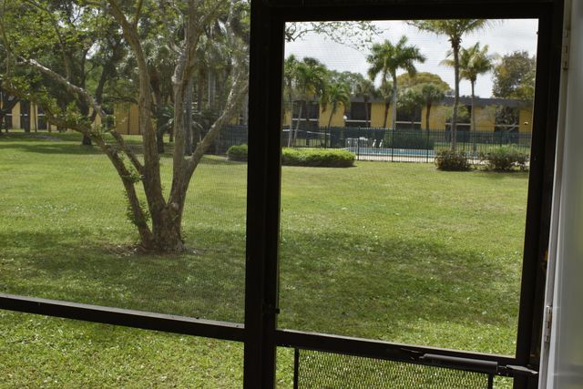 410 Meadows Circle 410, Boynton Beach, FL 33436