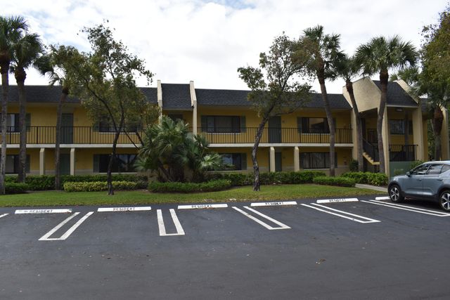 410 Meadows Circle 410, Boynton Beach, FL 33436