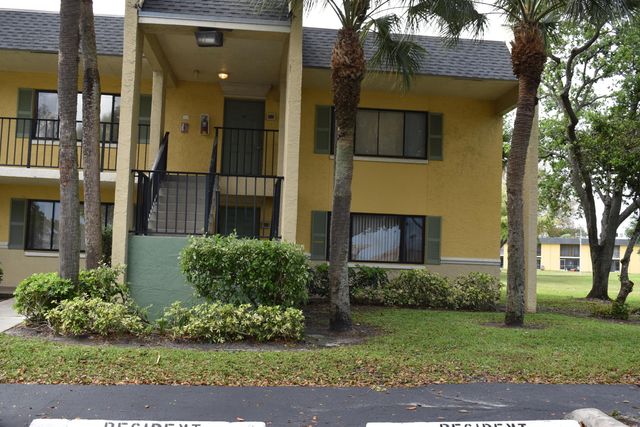 410 Meadows Circle 410, Boynton Beach, FL 33436