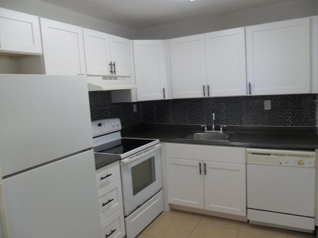 410 Meadows Circle 410, Boynton Beach, FL 33436