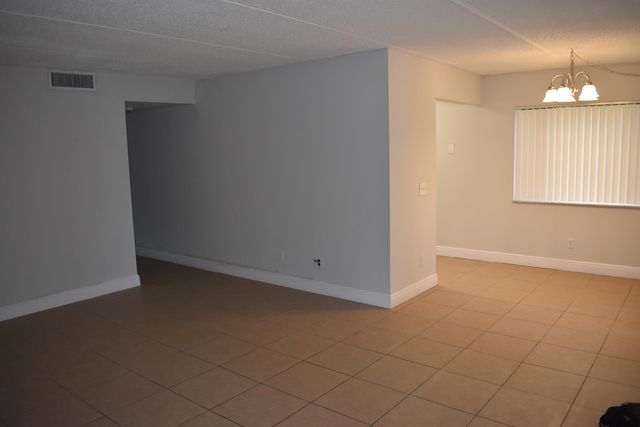 410 Meadows Circle 410, Boynton Beach, FL 33436