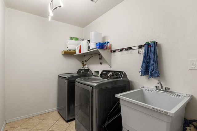 5908 Las Cadenas Road NW, Albuquerque, NM 87120