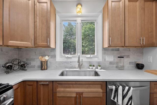 79 Kaveney St, Chicopee, MA 01020
