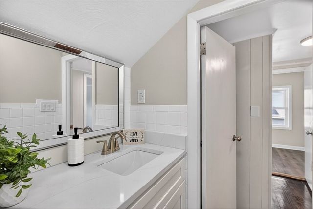 79 Kaveney St, Chicopee, MA 01020