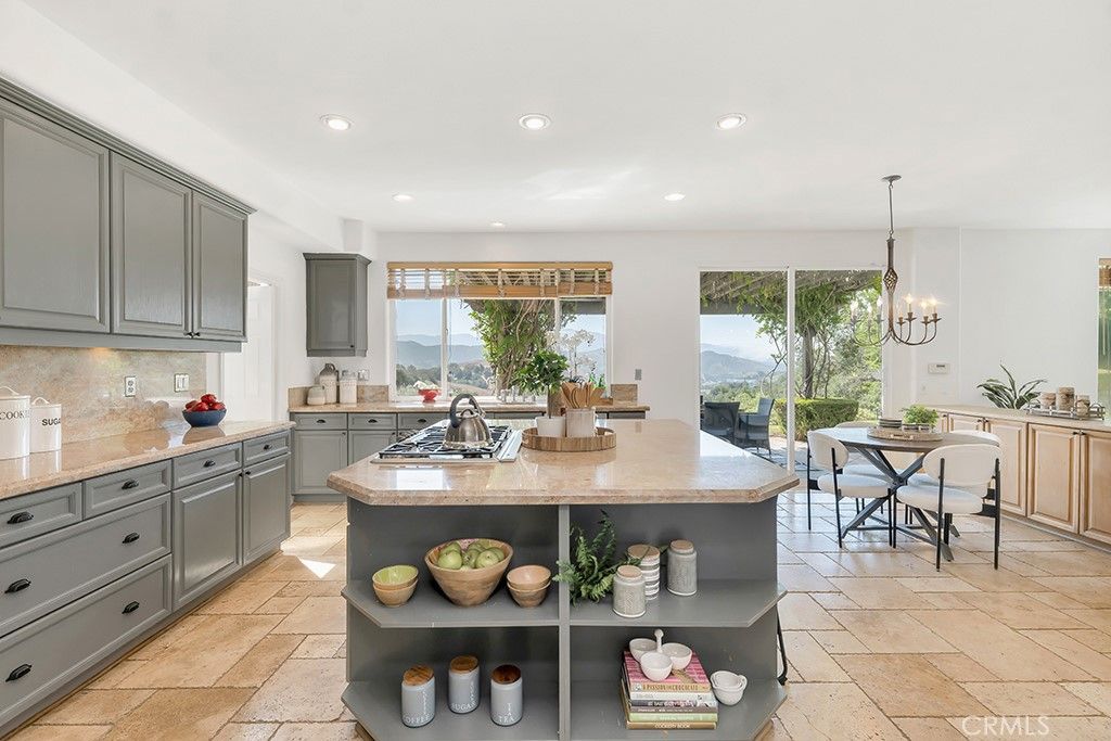 Image 13 of property listing at 3924 Davids, Agoura Hills, CA 91301