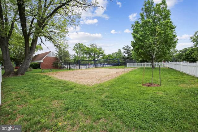 1919 N QUAKER LN, Alexandria, VA 22302