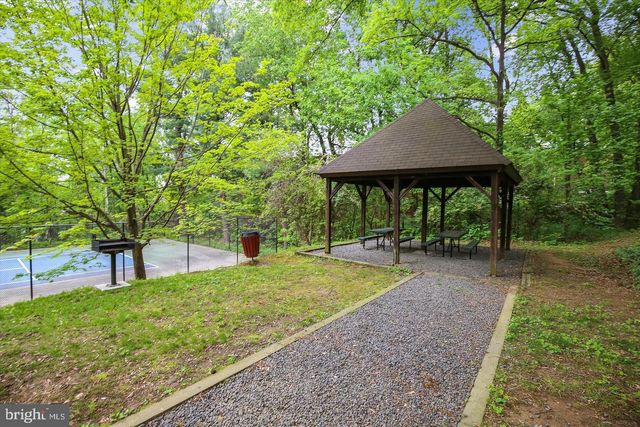 1919 N QUAKER LN, Alexandria, VA 22302