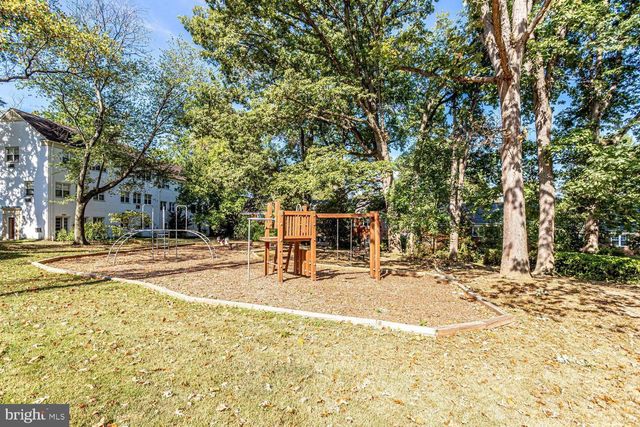 1919 N QUAKER LN, Alexandria, VA 22302
