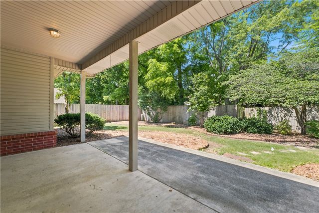 3317 N Picadilly Lane, Fayetteville, AR 72703