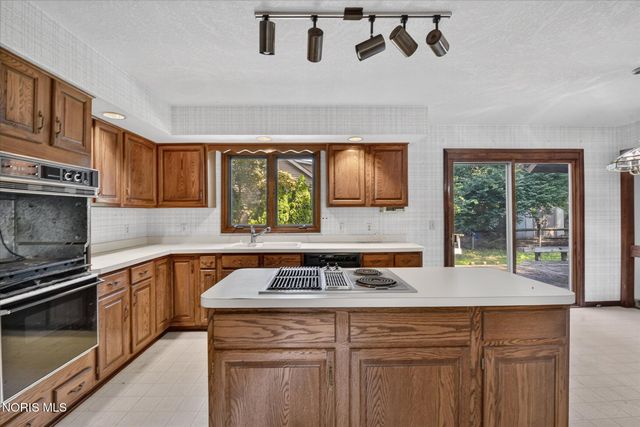7238 Candlewood Lane, Sylvania, OH 43560