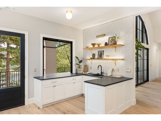843 TERRACE Dr, Lake Oswego, OR 97034
