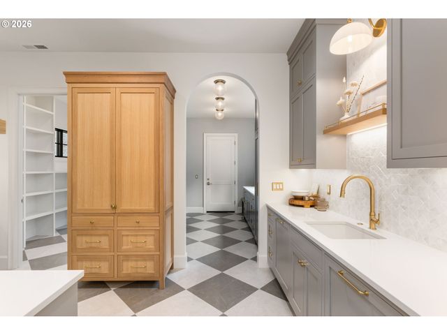 843 TERRACE Dr, Lake Oswego, OR 97034