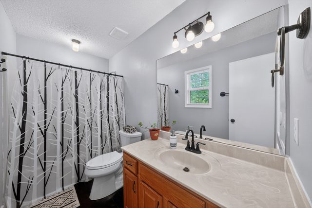 628 Ashley Oaks Dr, Clarksville, TN 37042