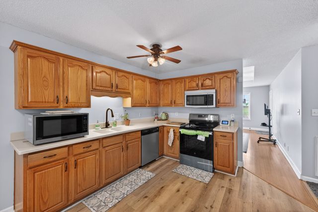 628 Ashley Oaks Dr, Clarksville, TN 37042