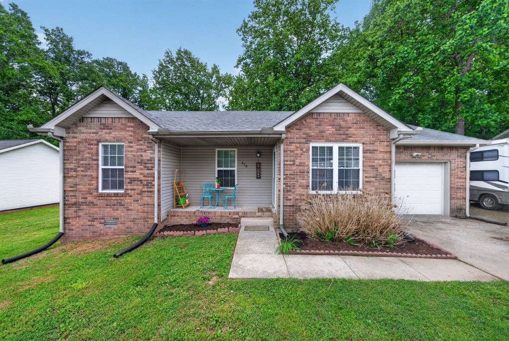 628 Ashley Oaks Dr, Clarksville, TN 37042