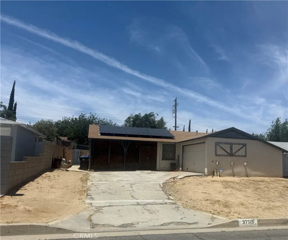 Image 2 of property listing at 37515 Larkin Avenue, Palmdale, CA 93550