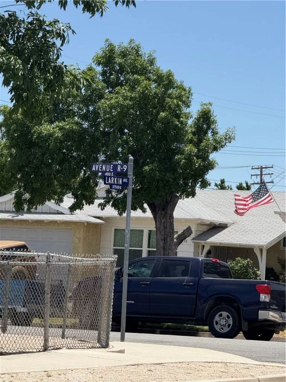 Image 3 of property listing at 37515 Larkin Avenue, Palmdale, CA 93550