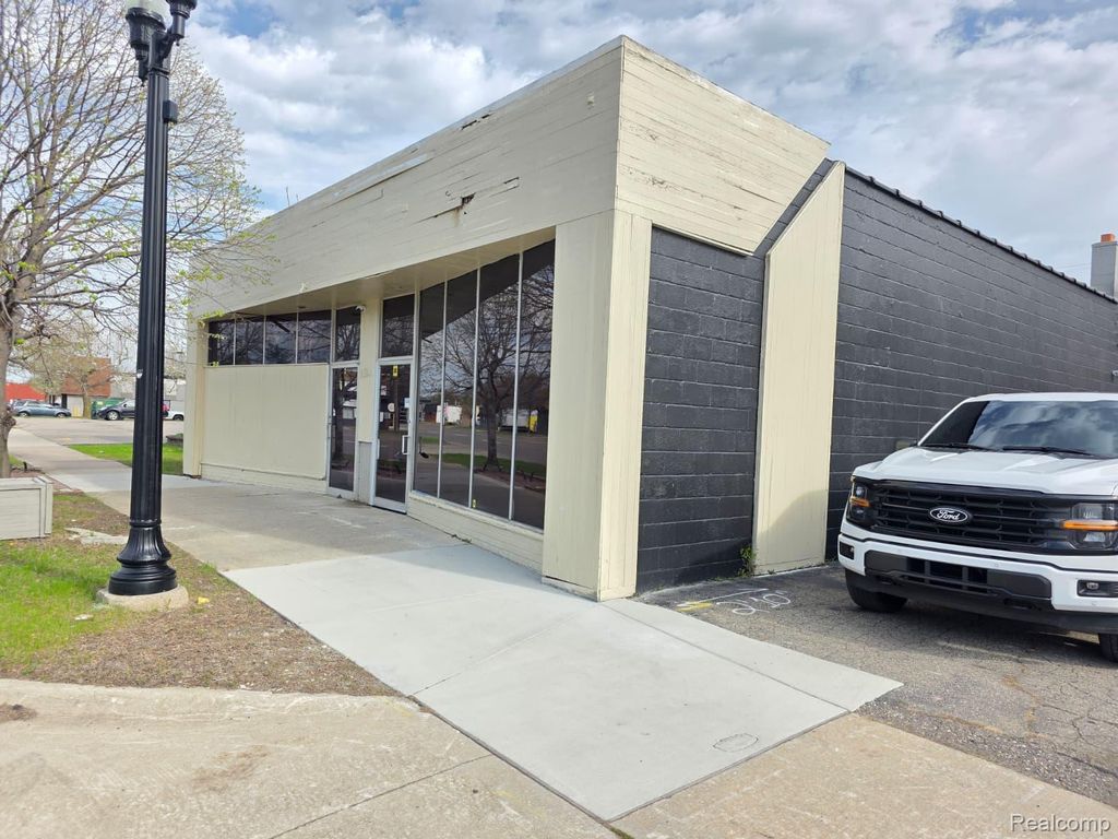 25241 W Warren Street, Dearborn Heights, MI 48127