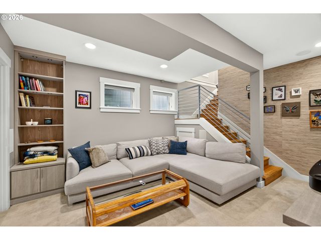 7128 N CURTIS Ave, Portland, OR 97217