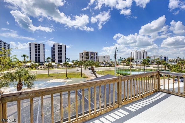 90 Ibis ST, Fort Myers Beach, FL 33931