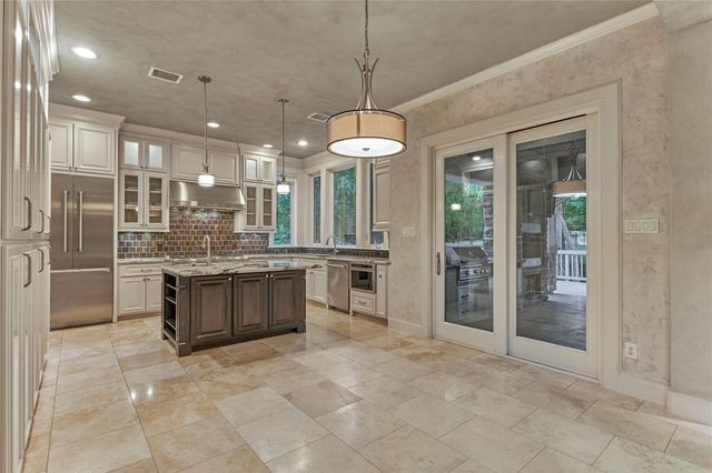 3 Edgewood Drive W, Montgomery, TX 77356